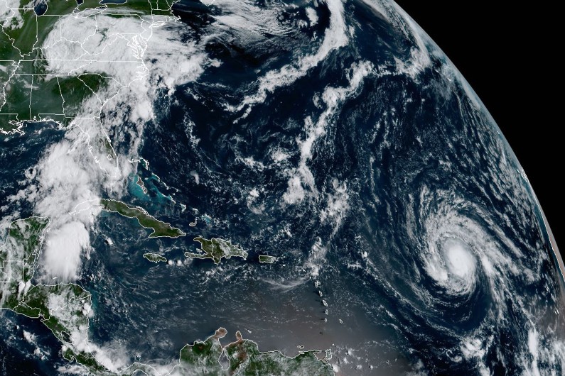 Images satellites de l'ouragan Irma (à droite) et de la tempête Harvey (à gauche)