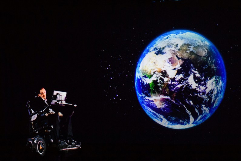 Le 24 mars 2017, Stephen Hawking parle à un public par hologramme à Hong Kong depuis son bureau de Cambridge en Angleterre.