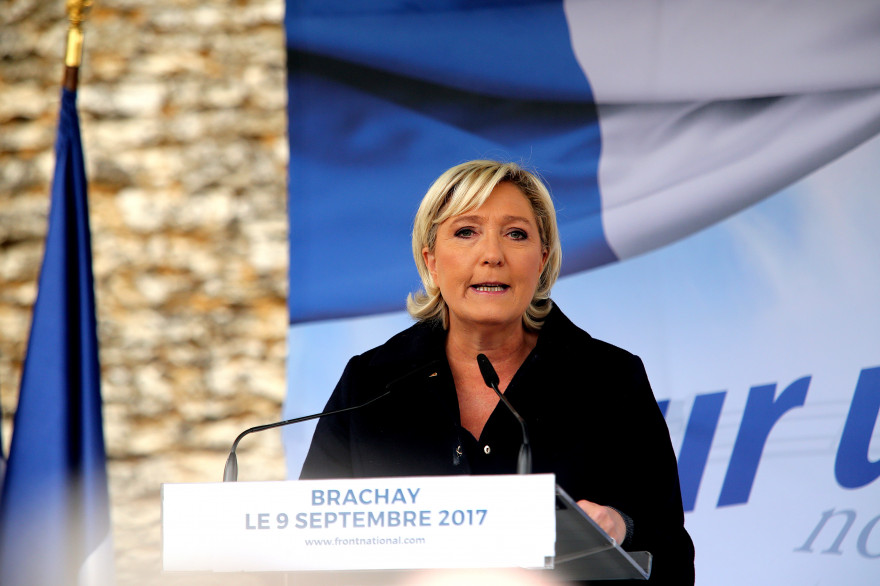Marine Le Pen pendant son discours de rentrée à Brachay (Haute-Marne)