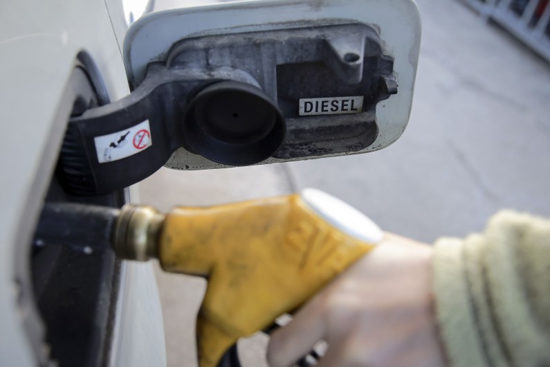 Une personne fait son plein de diesel à la pompe