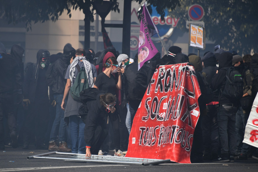 Les manifestants défilent à Paris contre le projet de loi réformant le code du travail par ordonnances.