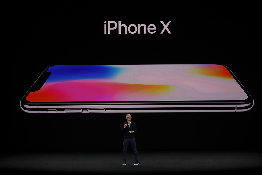 Tim Cook présente l'iPhone X lors de la keynote Apple du 12 septembre 2017 à Cupertino (Californie)