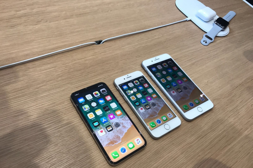 Les trois iPhone (X, 8 et 8 Plus) présentés à la keynote du 12 septembre 2017.
