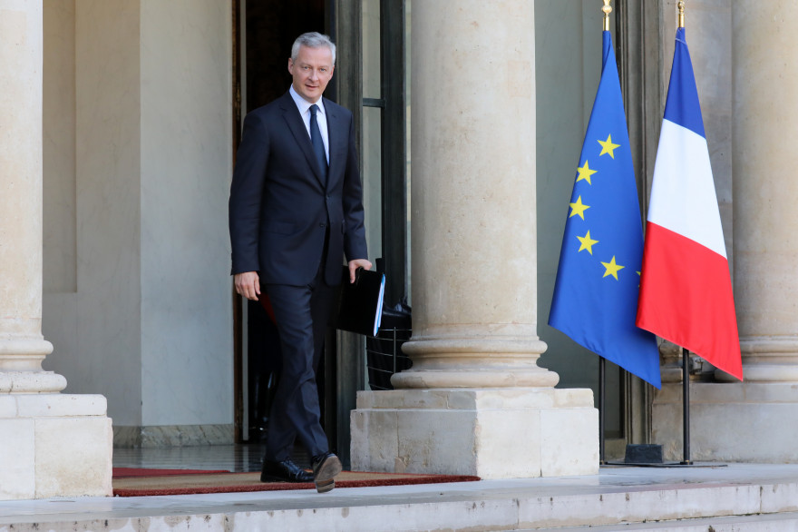 Le Ministre de l'Économie et des Finances, Bruno Le Maire, quitte le Palais de l'Élysée après une réunion de cabinet le 14 septembre 2017.