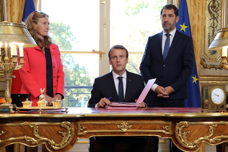 Emmanuel Macron lors de la signature de la loi Moralisation le 15 septembre, entouré de Nicole Belloubet et Christophe Castaner.