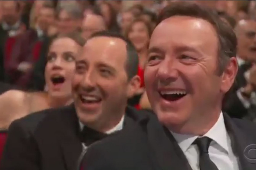 Kevin Spcaey hilare devant l'apparition de Sean Spicer aux Emmys 2017
