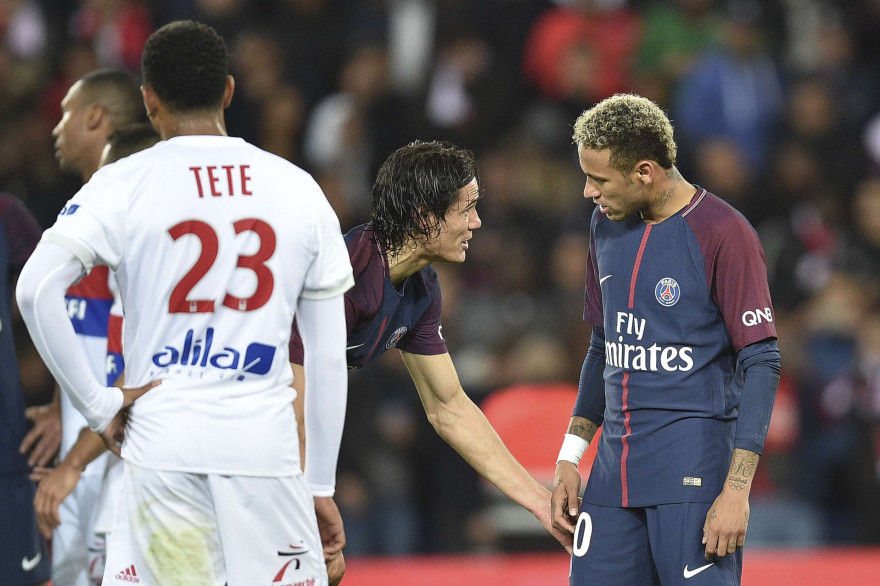 Edinson Cavani et Neymar avant de tirer le penalty dimanche 17 septembre 2017 contre Lyon