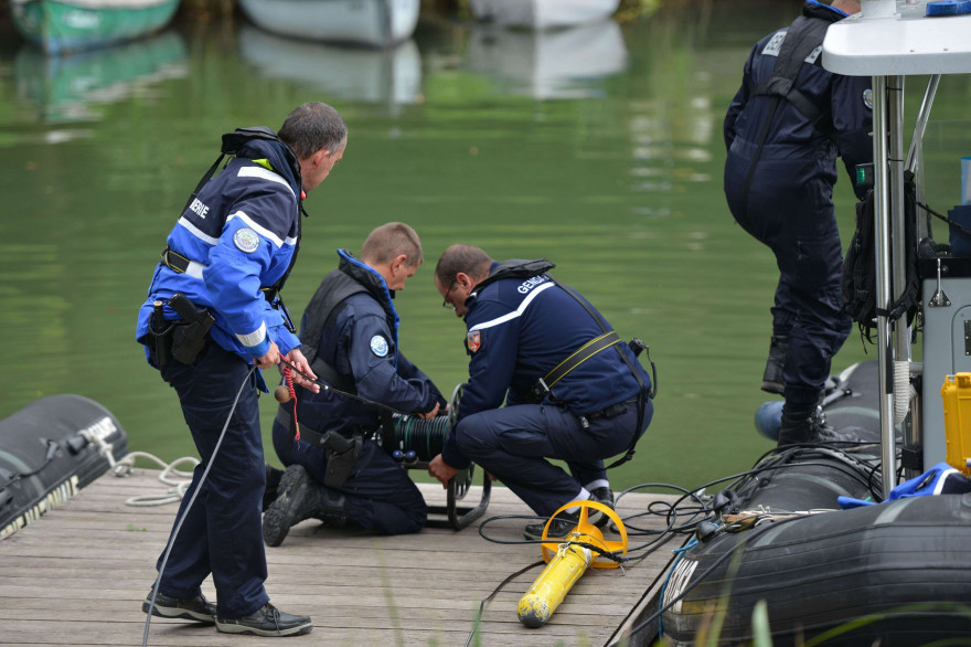 Des gendarmes déploient deux sonars deployes sur le lac d Aiguebelette pour tenter de retrouver la petite Maëlys,