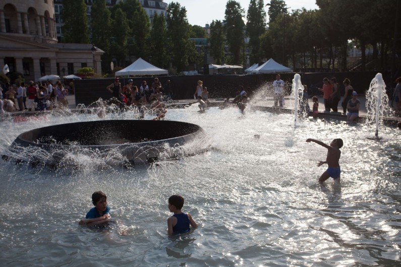 Des enfants se baignent dans une fontaine parisienne durant la canicule du mois de juin 2017.