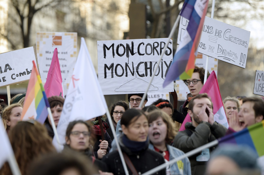 Une bannière "Mon corps, mon choix" lors d'une manifestation pour le droit des femmes, l'amélioration de l'accès à l'avortement et l'anniversaire de la Loi Veil à Paris le 17 janvier 2015.