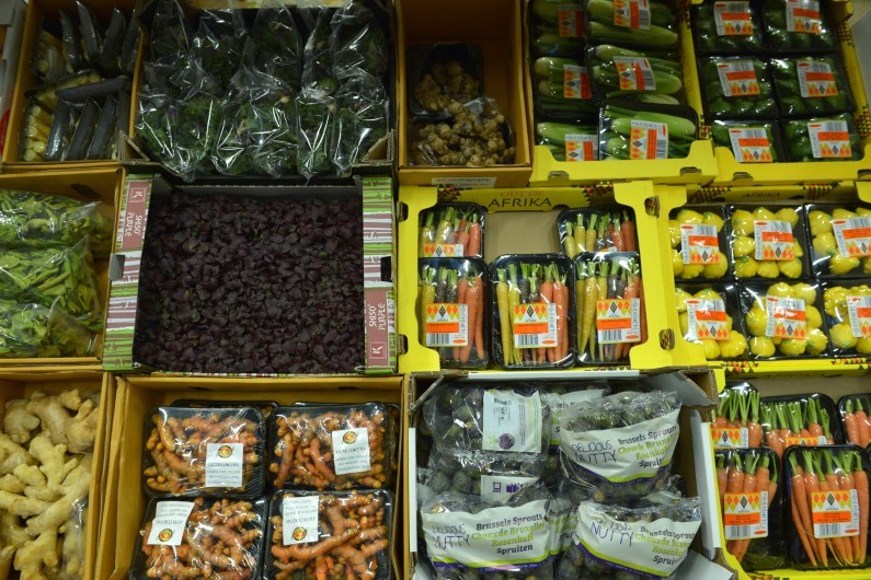 Des fruits et des légumes sur un étal à Rungis, le 11 décembre 2015