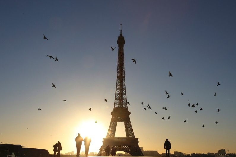 La tour Eiffel sous le soleil (illustration)