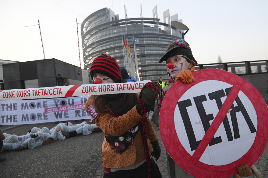 Des opposants au CETA devant le Parlement européen, le 15 février 2017