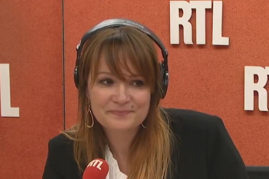 Adeline François lors de sa dernière revue de presse sur RTL
