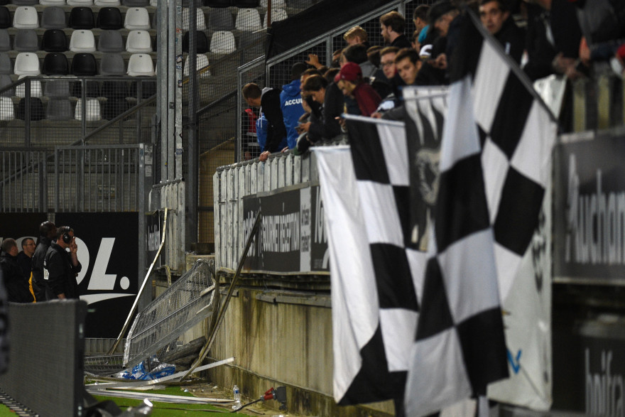 La barrière d'une tribune du stade d'Amiens a cédé sous le poids des supporters