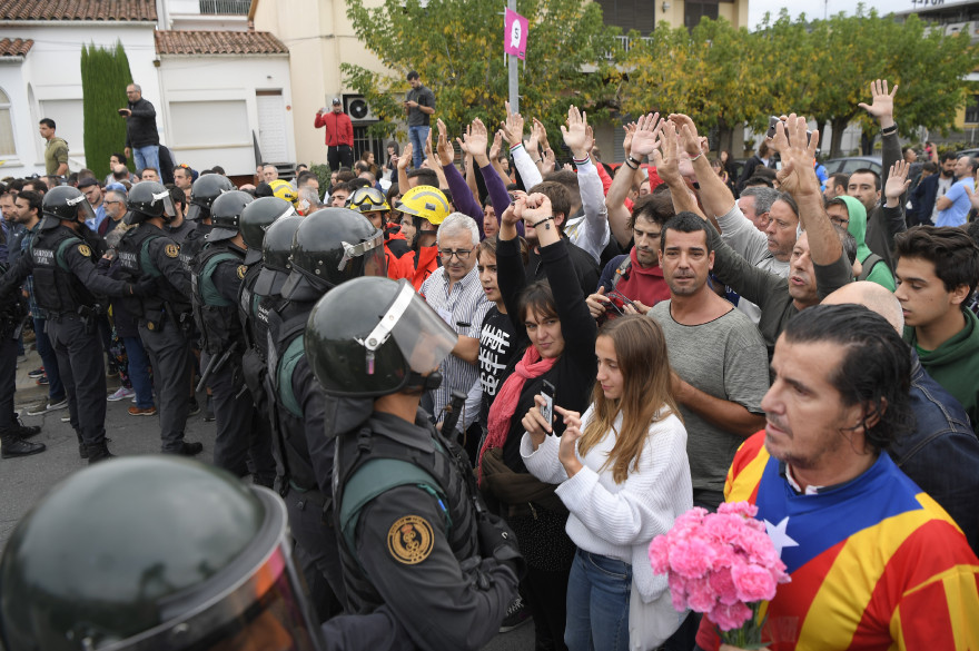 La police antiémeute s'oppose aux Catalans désirant voter pour leur autodétermination le 1er octobre 2017