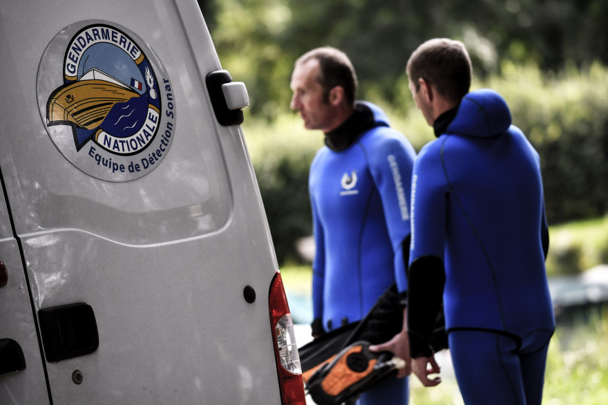 Des gendarmes effectuant des recherches pour l'affaire Maëlys, le 11 septembre 2017