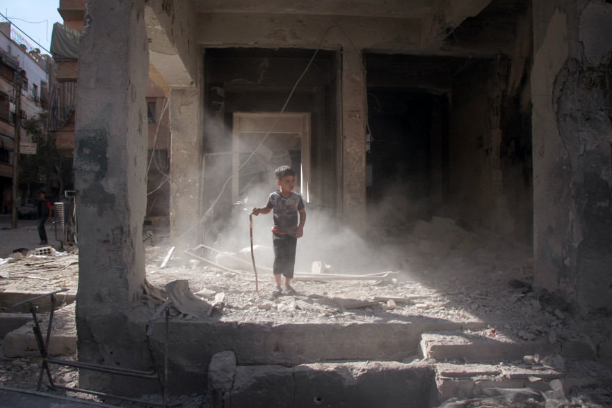 Un enfant dans les ruines en Syrie à Douma, après des bombardements du régime
