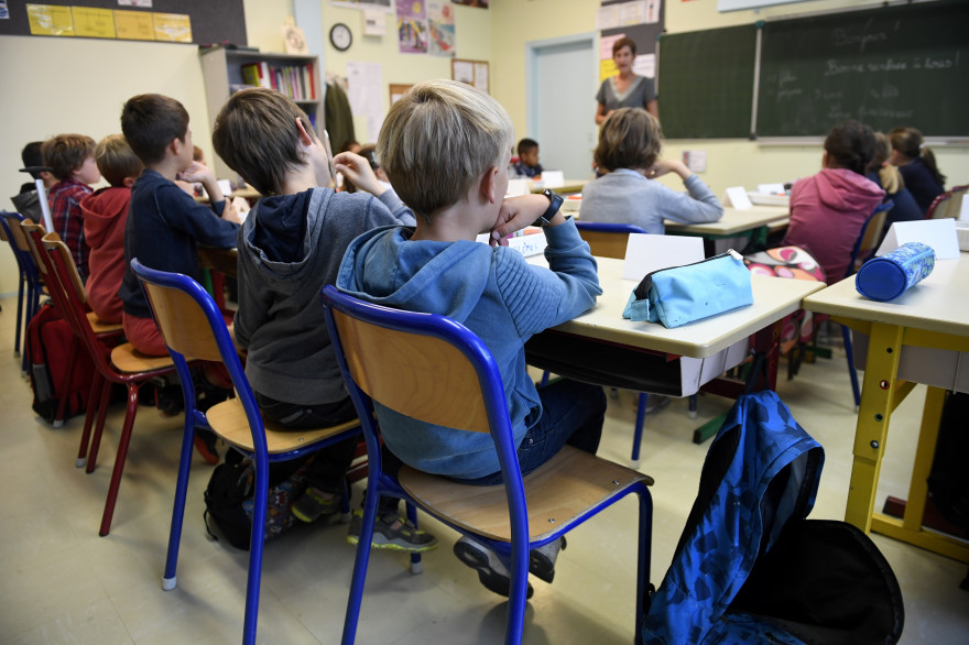 Une enseignante en primaire devant sa classe