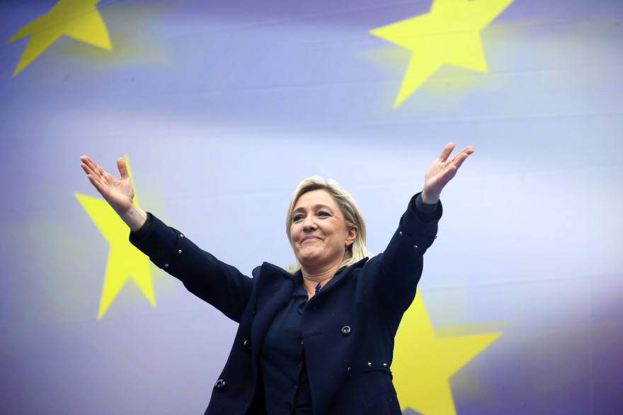 La Présidente du Front National Marine Le Pen devant le drapeau européen après un discours le 1er mai 2014.