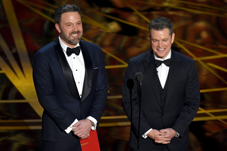 Les acteurs Ben Affleck et Matt Damon sur scène lors de la 89ème cérémonie des Oscars à Hollywood le 26 février 2017.