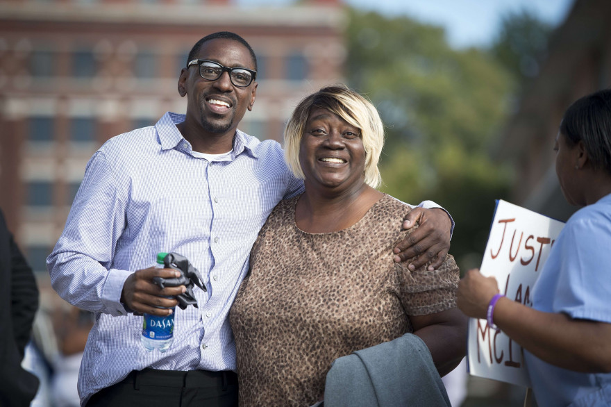 Lamonte McIntyre avec sa mère à sa sortie de prison, le 13 octobre 2017