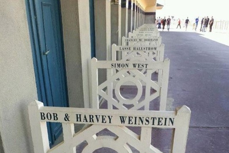 Bob et Harvey Weinstein ont leurs noms inscrits sur une planche de Deauville
