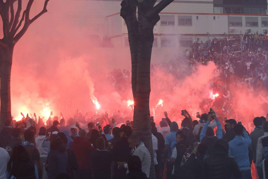 Des supporters marseillais devant le stade Vélodrome