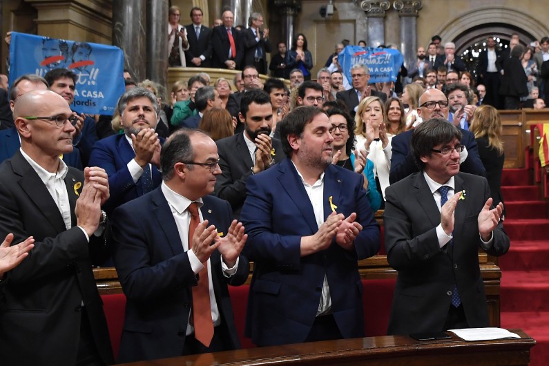 Carles Puigdemont et le parlement de Catalogne proclament l'indépendance