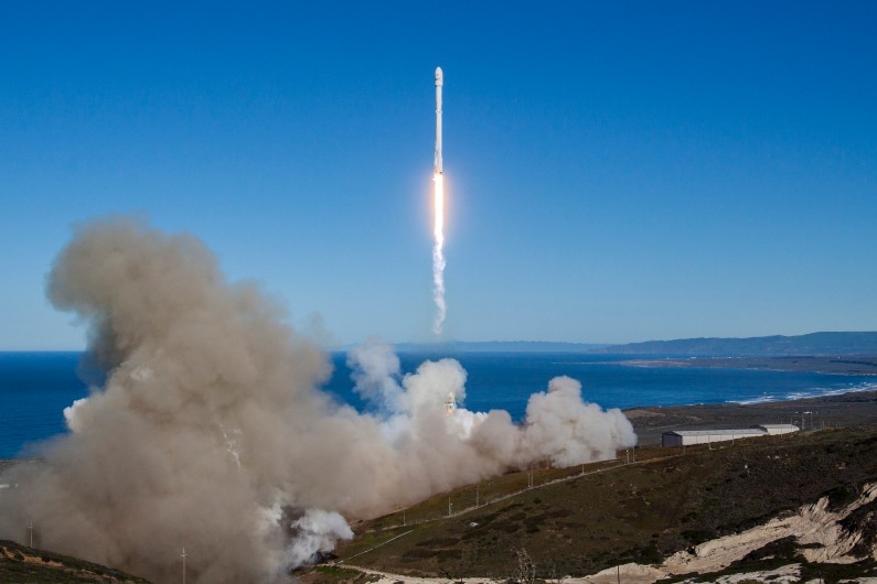 Une fusée Falcon 9 lancée par SpaceX, le samedi 14 janvier 2017 en Californie (illustration)
