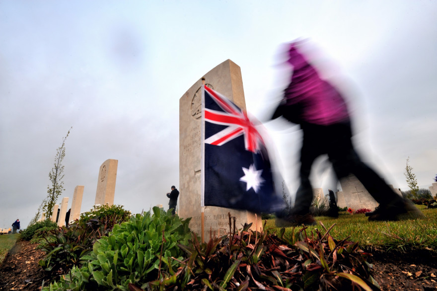 Une personne passe devant une tombe et un drapeau australien au Mémorial national australien à Villers-Bretonneux (illustration)