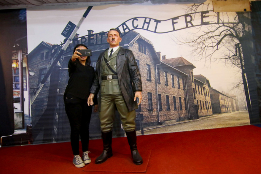 Une touriste fait un selfie avec la statue de cire d'Hitler, au musée de Yogyakarta, en Indonésie