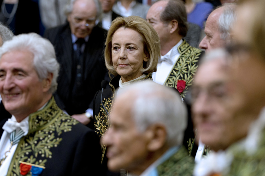 Dominique Bona dans sa tenue d'Académicienne le 23 octobre 2014 à Paris