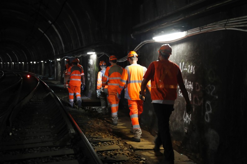 Des employés dans le tunnel du RER A à Auber à Paris.