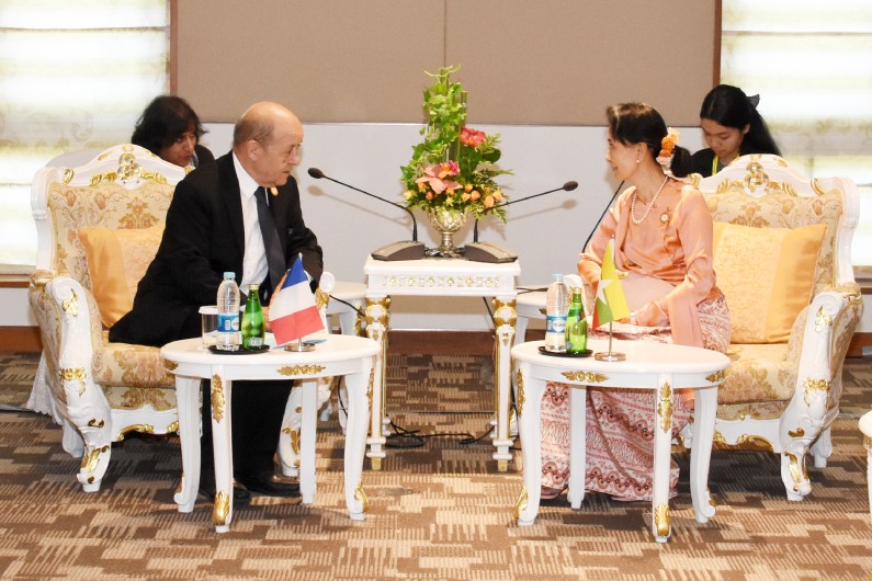 Le ministre français des Affaires étrangères, Jean-Yves Le Drian, s'entretient avec la dirigeante du Myanmar, Aung San Suu Kyi, lors d'une réunion à Naypyidaw le 20 novembre 2017.