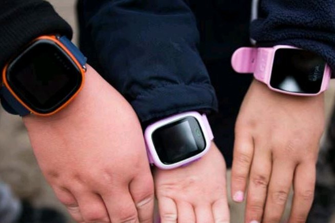 Plusieurs associations de consommateurs mettent en cause les montres connectées pour enfants