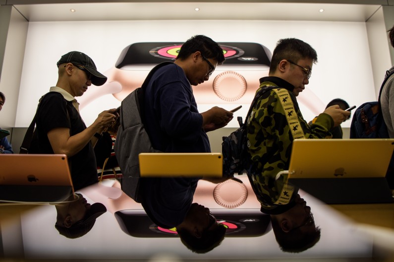 Des clients font la queue dans un magasin Apple pour acheter l'iPhone X à Hong Kong le 3 novembre 2017.
