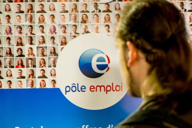 Un homme sur le stand de Pôle emploi au Salon pour l'emploi à Lille en mai 2015