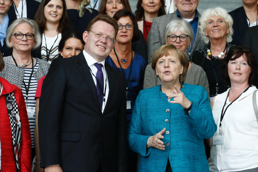 Le maire d'Altena, Andreas Hollstein, à gauche d'Angela Merkel, en mai 2017