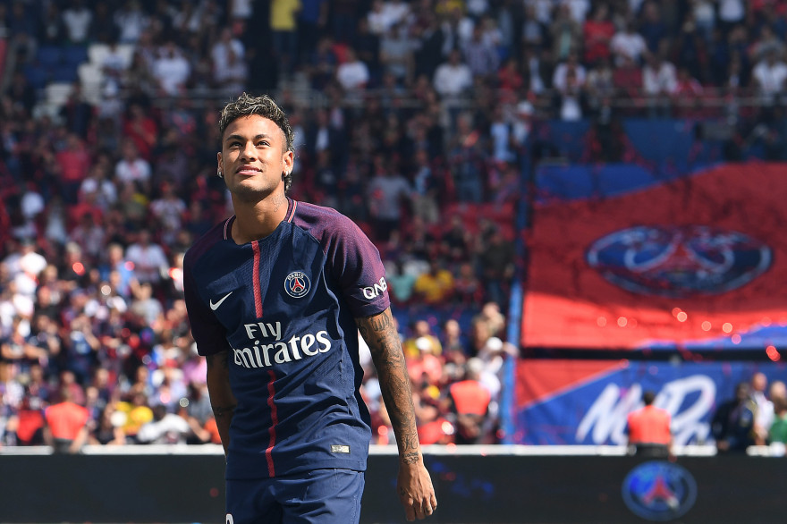 5 août : le Brésilien Neymar est présenté par le PSG au Parc des Princes