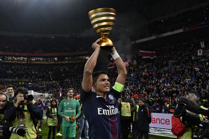 Le capitaine du PSG Thiago Silva soulève la Coupe de la Ligue, le 1er avril 2017 à Lyon