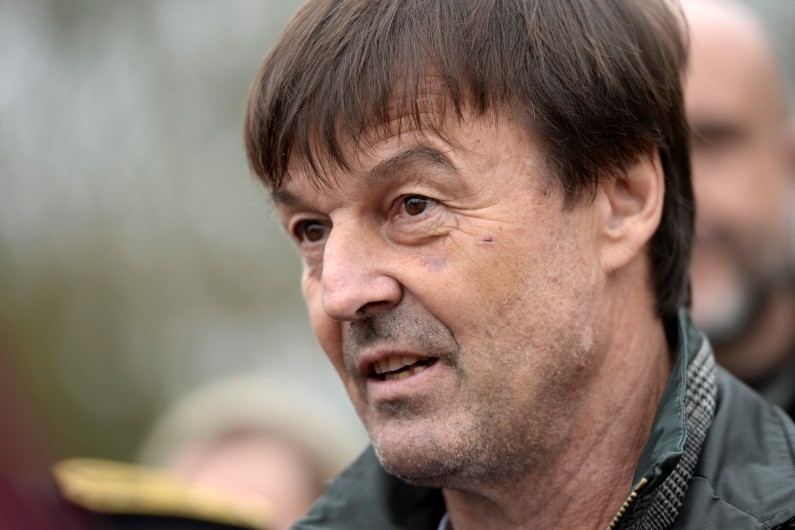 Le ministre de la Transition écologique Nicolas Hulot lors d'une visite au collectif agricole GAEC à Couffy dans le Loir-et-Cher, le 27 octobre 2017.
