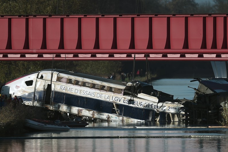 La rame d'essai de TGV en train d'être dégagée d'un canal de Eckwersheim près de Strasbourg, le 15 novembre 2015.
