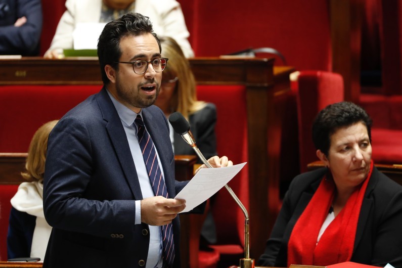 Mounir Mahjoubi, ministre déléguée à l'Industrie Numérique, s'adresse au gouvernement lors d'une session de l'Assemblée Nationale à Paris, le 22 novembre 2017.