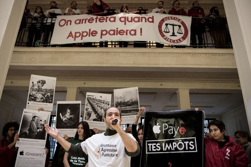 Les militants d'Attac à l'Apple Store d'Opéra à Paris, samedi 2 décembre
