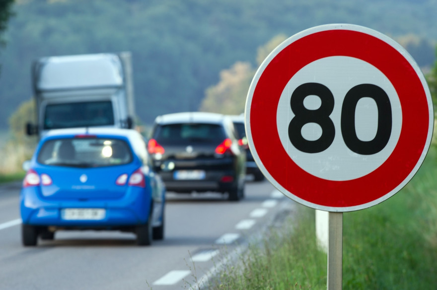Un panneau de limitation de vitesse à 80 km/h à Hyet, dans la Haute-Saône.