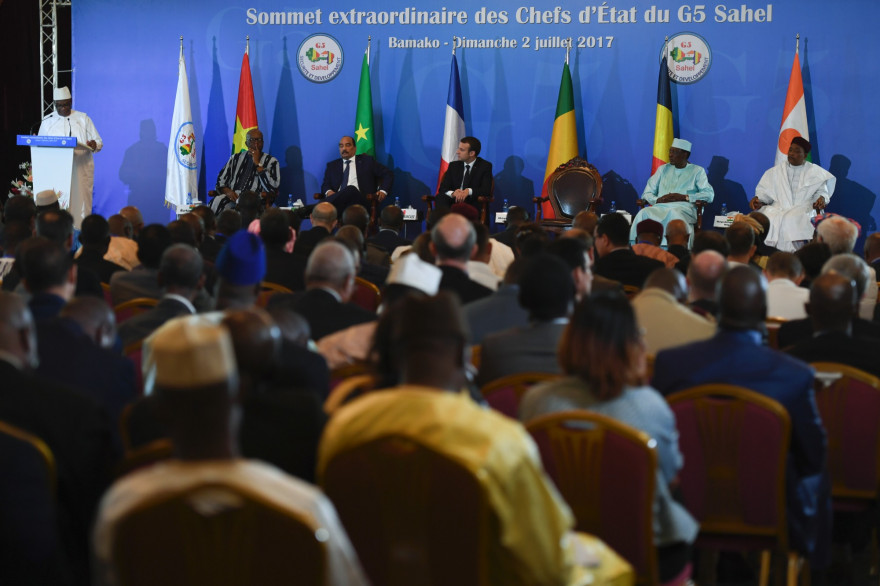 Les chefs d'État du G5 Sahel et Emmanuel Macron durant le sommet extraordinaire à Bamako au Mali, le 2 juillet 2017.