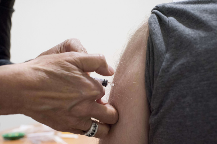 Pour éviter d'attraper le virus, les autorités de santé recommandent la vaccination.