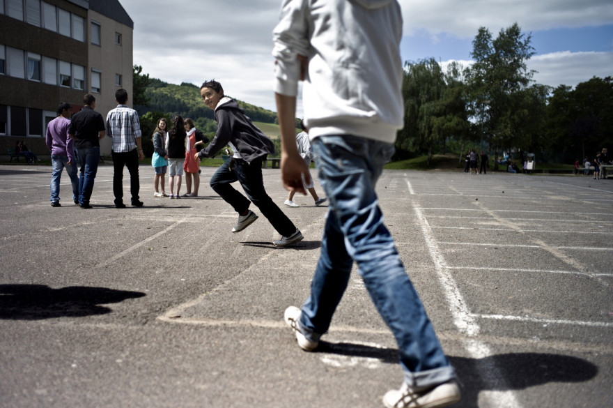 Des collégiens dans la cour de récréation (illustration)