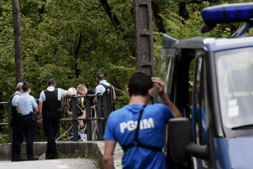 Les gendarmes enquêtant sur la disparition de la petite Maëlys, en Isère, en septembre 2017